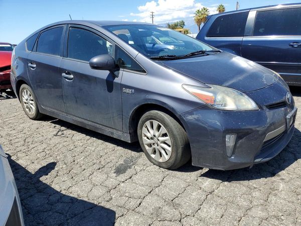 2014 TOYOTA PRIUS — Passenger 3/4