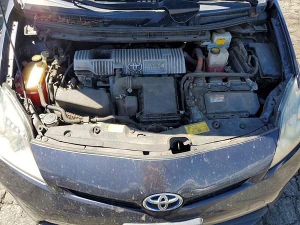 2014 TOYOTA PRIUS — Engine bay