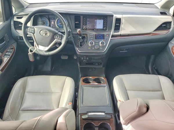 2018 TOYOTA SIENNA