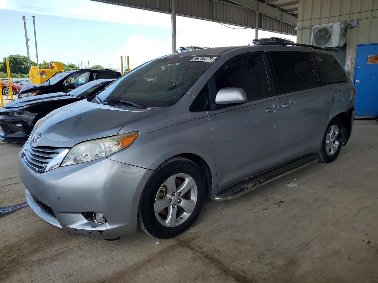 2017 TOYOTA SIENNA