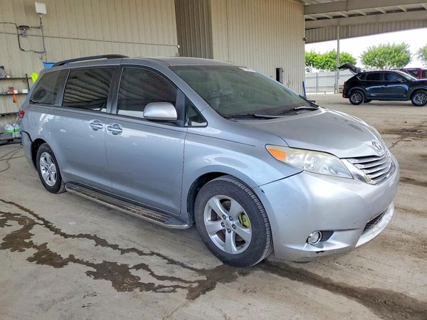 2017 TOYOTA SIENNA