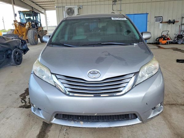 2017 TOYOTA SIENNA