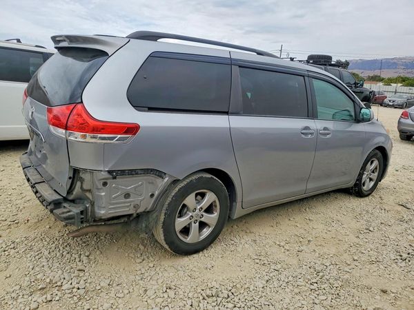 2012 TOYOTA SIENNA