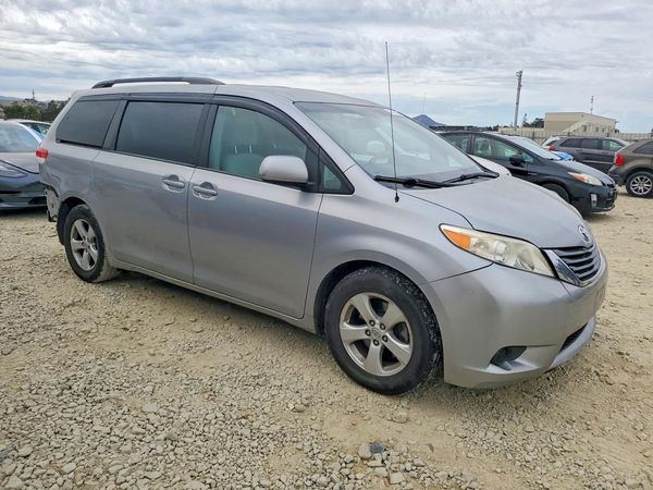 2012 TOYOTA SIENNA