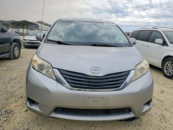 2012 TOYOTA SIENNA