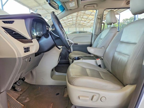2015 TOYOTA SIENNA
