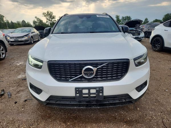 2019 VOLVO XC40