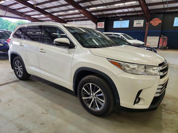 2017 TOYOTA HIGHLANDER SE/XLE — Passenger 3/4
