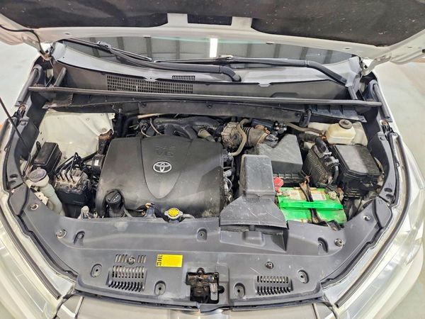 2017 TOYOTA HIGHLANDER SE/XLE — Engine bay