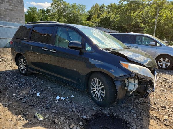 2018 TOYOTA SIENNA