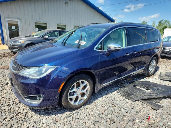2019 CHRYSLER PACIFICA Limited — Front 3/4