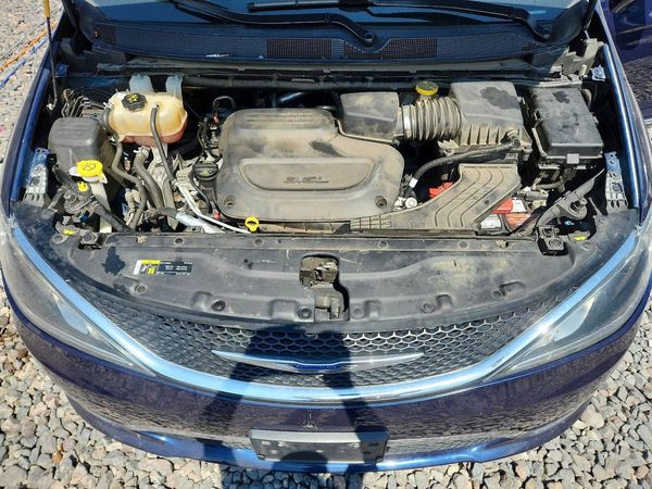 2019 CHRYSLER PACIFICA Limited — Engine bay