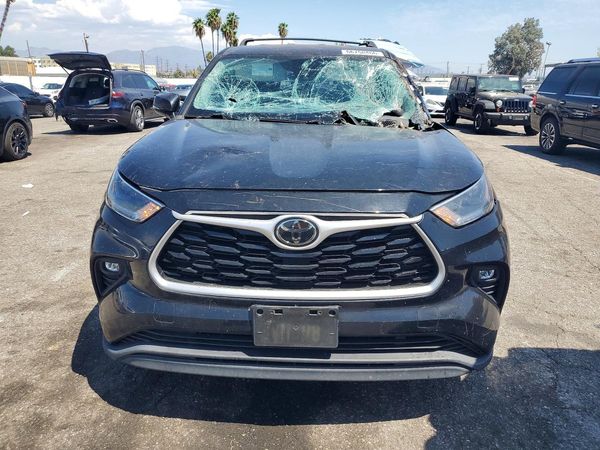 2021 TOYOTA HIGHLANDER LE
