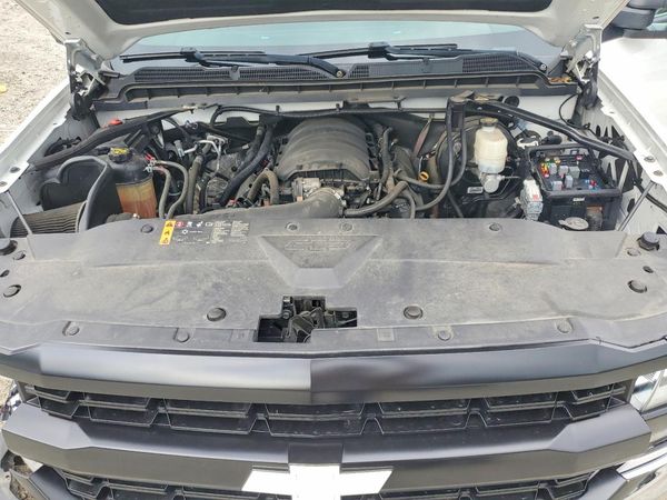 2018 CHEVROLET SILVERADO LT — Engine bay