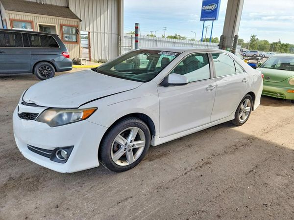 2014 TOYOTA CAMRY — Front 3/4