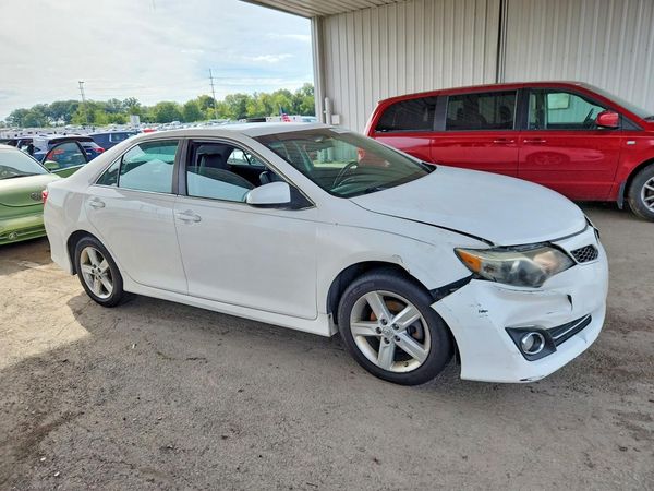 2014 TOYOTA CAMRY — Passenger 3/4