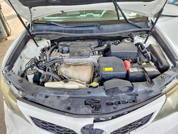 2014 TOYOTA CAMRY — Engine bay