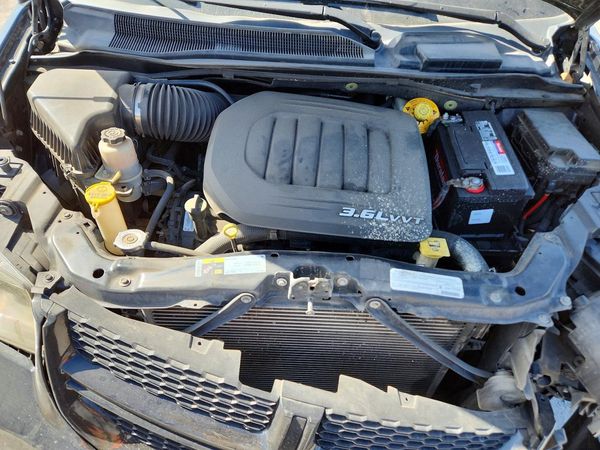2015 DODGE CARAVAN SXT — Engine bay