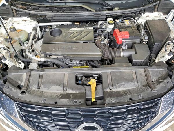 2022 NISSAN ROGUE SV — Engine bay