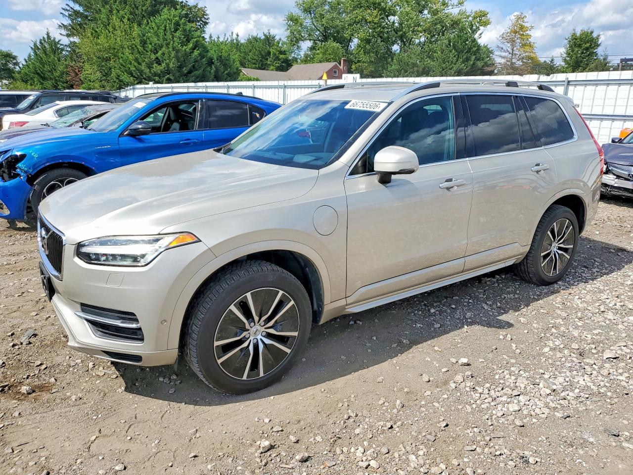 2016 VOLVO XC90 SV42 Momentum — Front 3/4