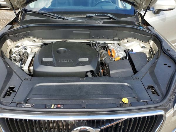 2016 VOLVO XC90 SV42 Momentum — Engine bay