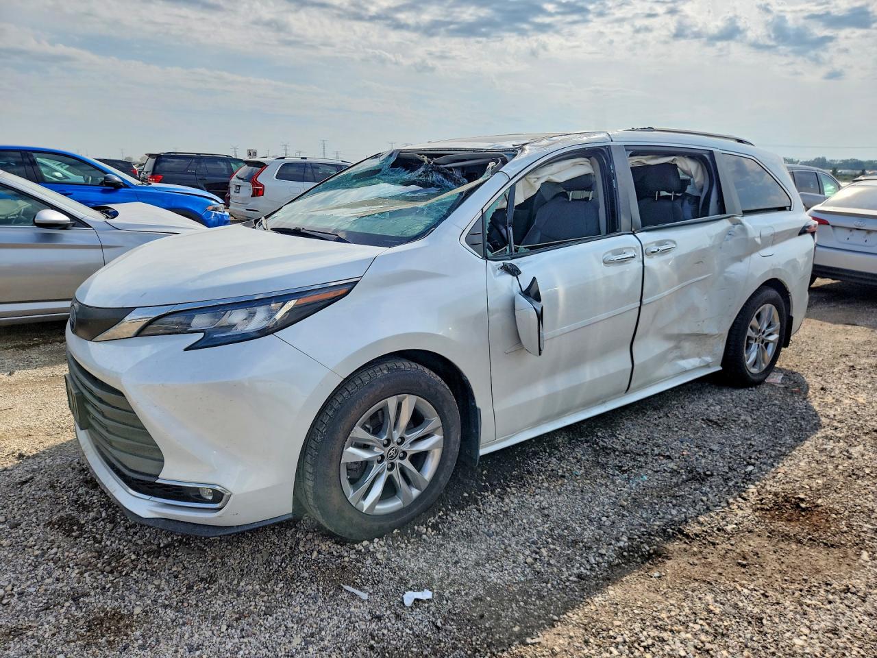 2022 TOYOTA SIENNA XLE