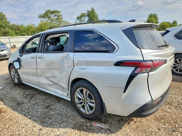 2022 TOYOTA SIENNA XLE