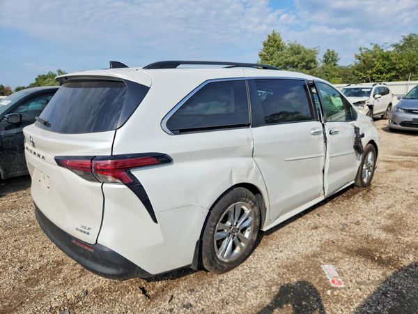 2022 TOYOTA SIENNA XLE
