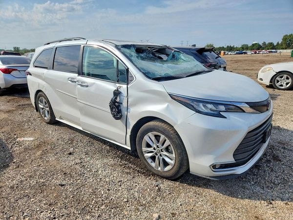2022 TOYOTA SIENNA XLE