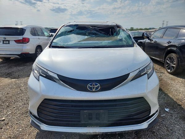 2022 TOYOTA SIENNA XLE