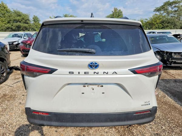 2022 TOYOTA SIENNA XLE