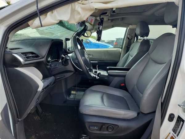 2022 TOYOTA SIENNA XLE