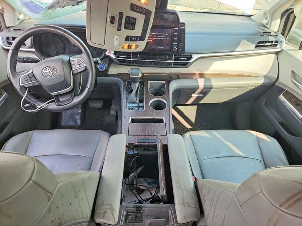 2022 TOYOTA SIENNA XLE