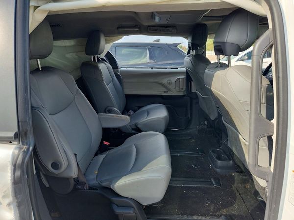 2022 TOYOTA SIENNA XLE