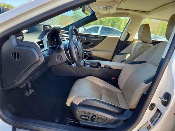 2021 LEXUS ES 300h Luxury