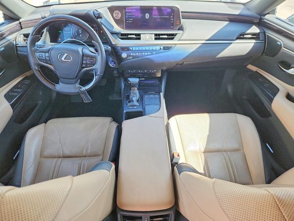 2021 LEXUS ES 300h Luxury
