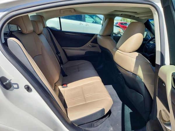 2021 LEXUS ES 300h Luxury