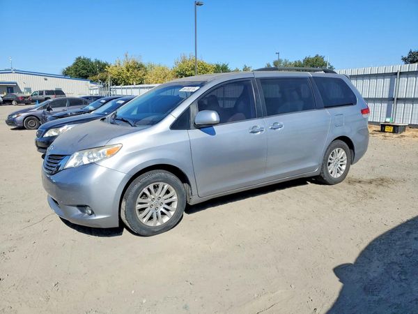 2012 TOYOTA SIENNA