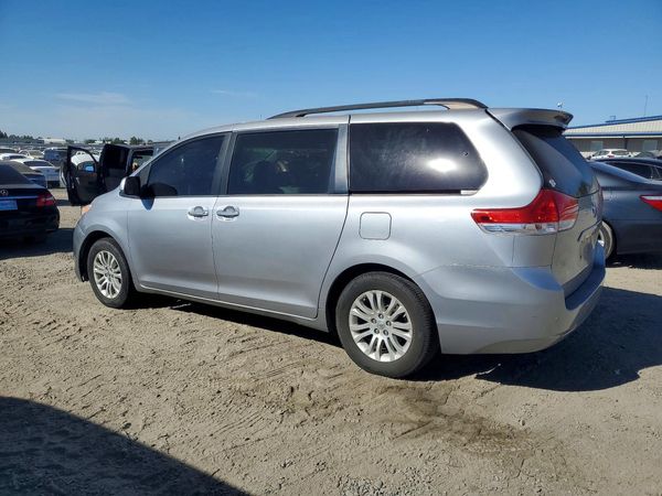 2012 TOYOTA SIENNA