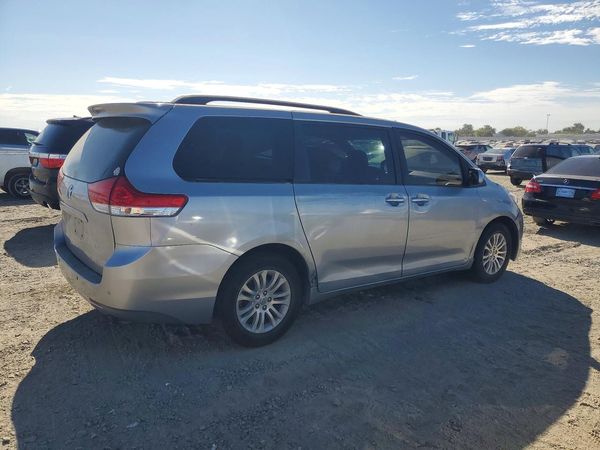 2012 TOYOTA SIENNA