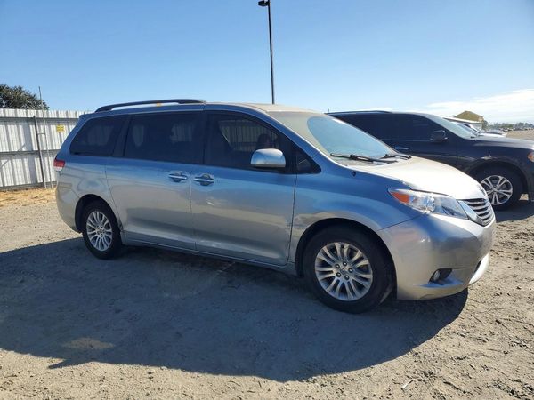 2012 TOYOTA SIENNA