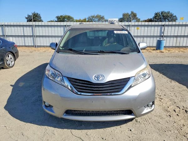 2012 TOYOTA SIENNA