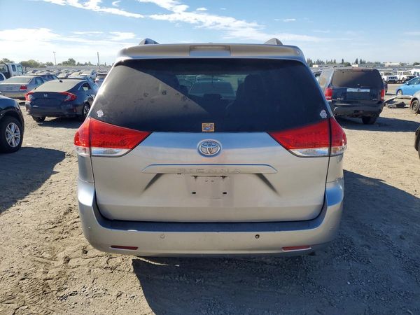 2012 TOYOTA SIENNA