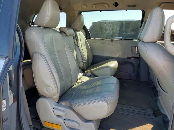 2012 TOYOTA SIENNA