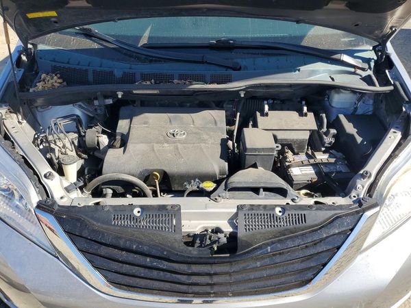 2012 TOYOTA SIENNA
