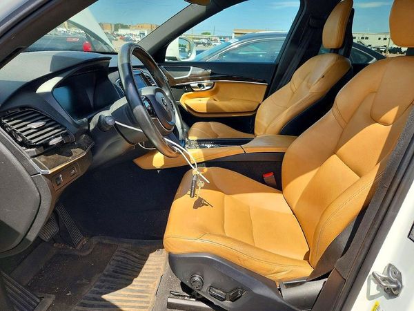 2018 VOLVO XC90 Momentum — DENT