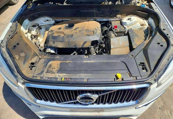 2018 VOLVO XC90 Momentum — Engine bay