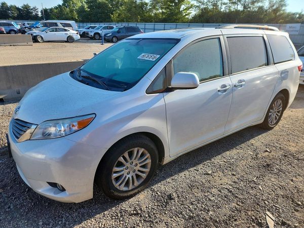 2017 TOYOTA SIENNA