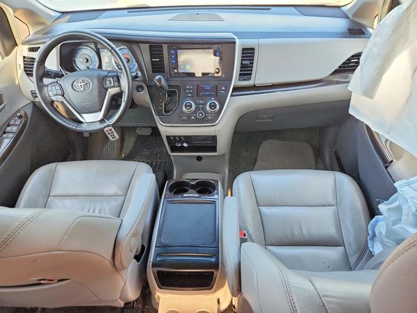 2017 TOYOTA SIENNA