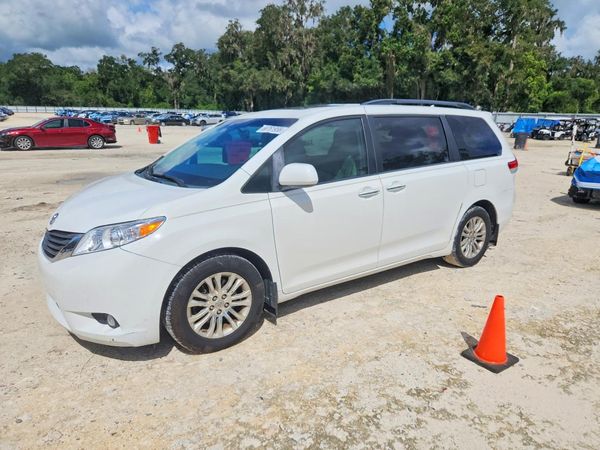 2014 TOYOTA SIENNA